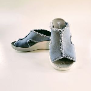 Bzees Women sandals, size 9 1/2, frayed denim style uppers